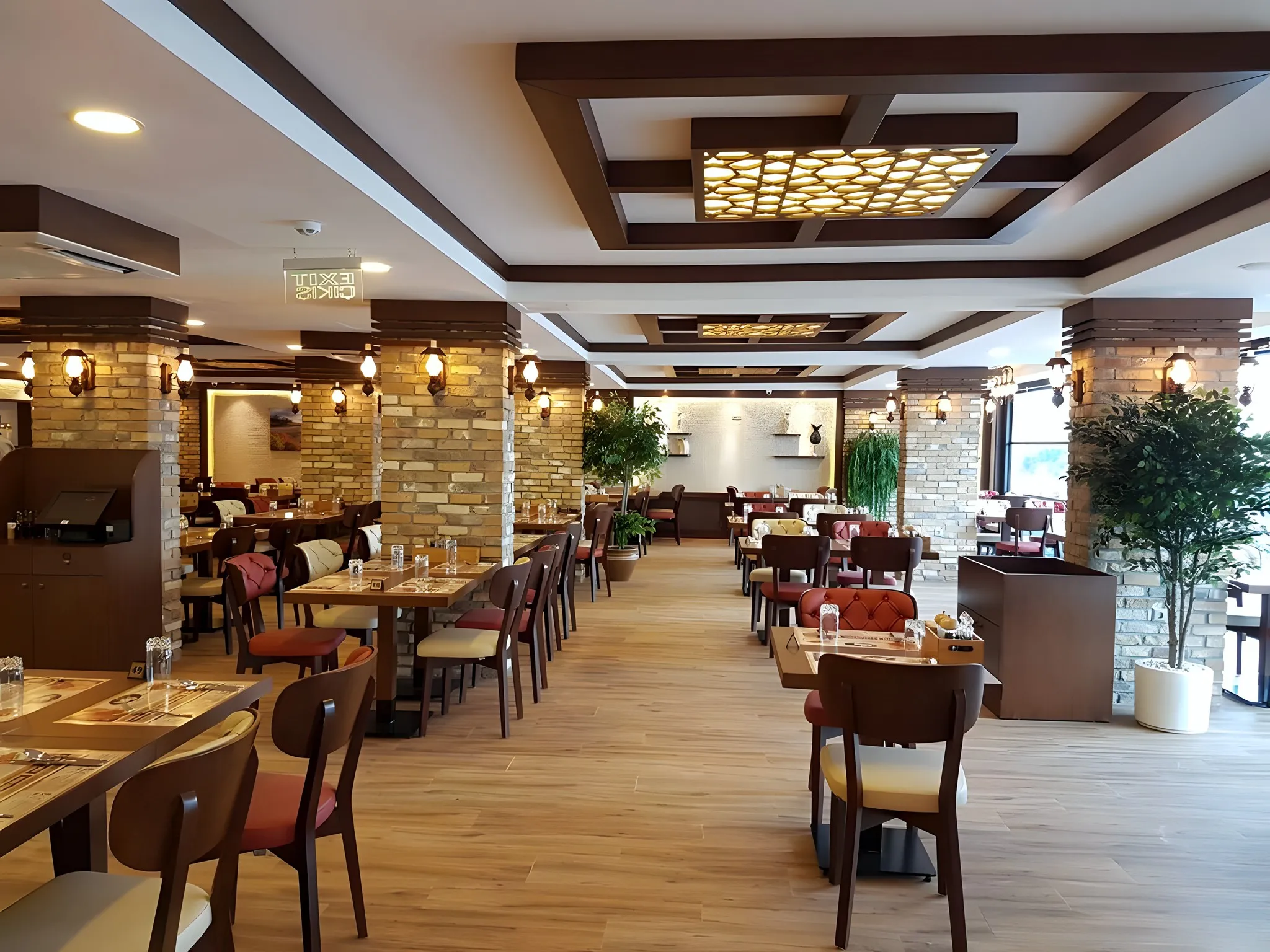 Tuğla kolonlar, kasetli tavan ve ahşap masalarla geniş restoran salonu