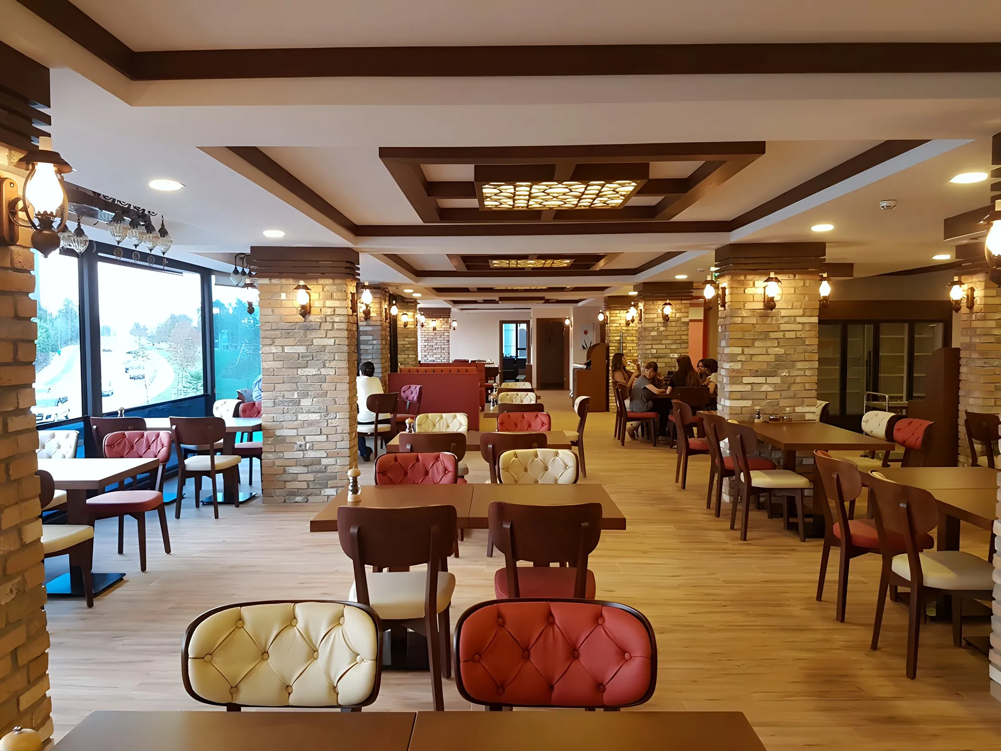 Kapitone ve kırmızı sandalyelerle masa düzeni