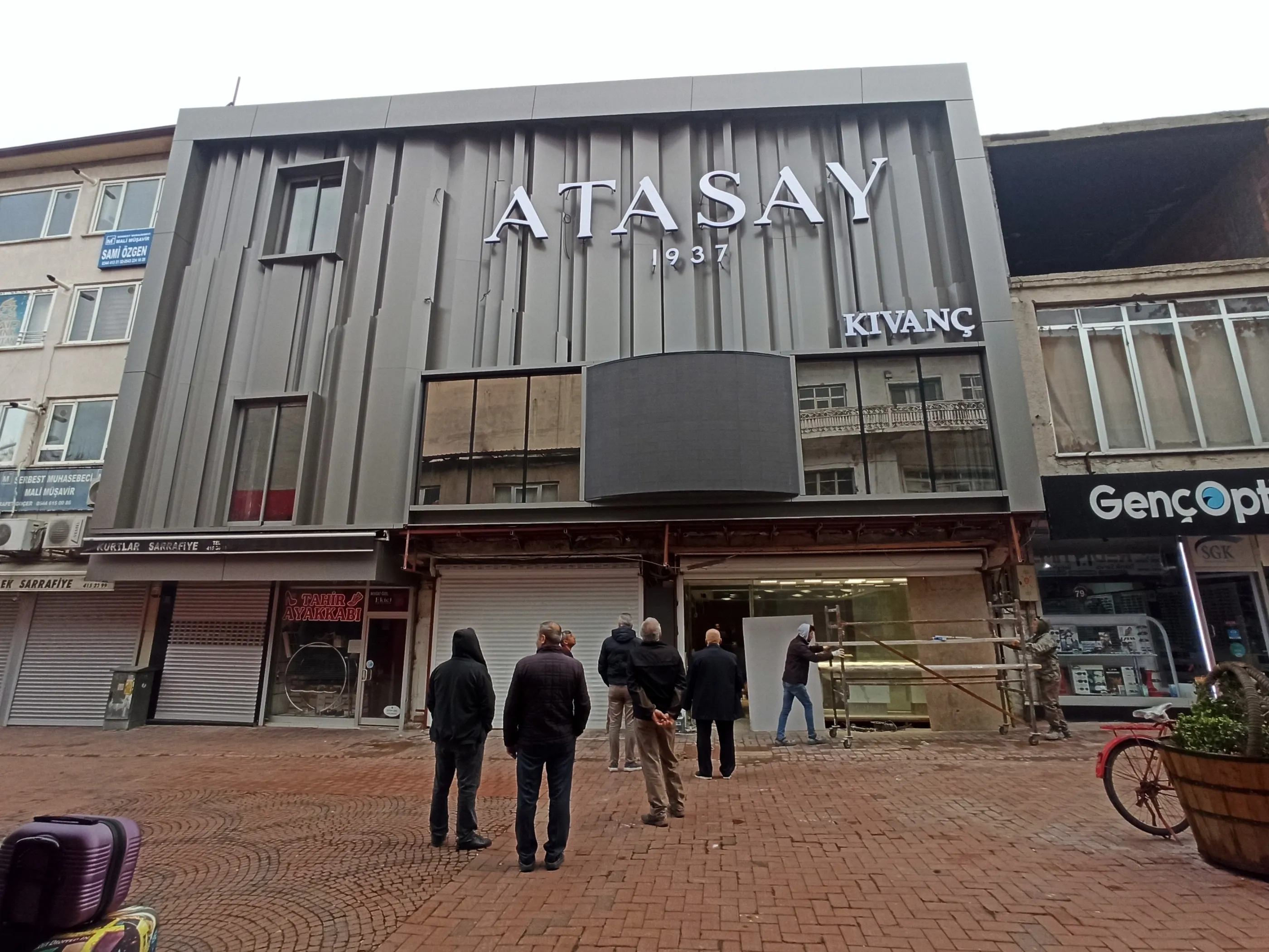 Uygulama sırasında Atasay Elbistan mağazasının gri kaplamalı cephesi